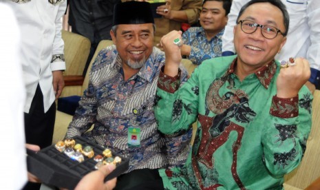 Ketua MPR Zulkifli Hasan (kanan) didampingi Rektor Universitas Muhammadiyah, Muharrir Asy'ary, (kiri) memperlihatkan batu cincin di tangannya disela kegiatan seminar sehari di Universitas Muhammadiyah, Banda Aceh, Rabu (27/5). 