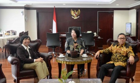 Ketua MPR Zulkifli Hasan (kanan) menerima kunjungan Duta Besar Kuba untuk Indonesia H.E Enna Viant Valdes di Komplek Parlemen Senayan, Jakarta, Selasa (17/3). (Republika/ Wihdan)