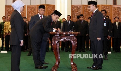 Ketua MPR Zulkifli Hasan (kanan) menyaksikan penandatanganan dokumen pelantikan jabatan oleh Sekretaris Jenderal MPR terpilih Ma'ruf Cahyono (ketiga kiri) saat dilantik di Kompleks Parlemen, Jakarta, Rabu (3/2).(Republika/Rakhmawaty La'lang)