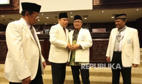  Ketua MPR Zulkifli Hasan (kedua kanan) berbincang bersama Ketua Umum DPP Badan Koordinasi Mubalig Indonesia (Bakomubin) Deddy Ismatullah (kedua kiri) , Wakil Ketua Majelis Syuro Nasional Anwar Sanusi (kiri) ,dan Sekjen DPP Bakomubin Abdurrahman Tardjo (kanan)saat pembukaan secara simbolik Seminar Nasional Kebangsaan Gerakan Mubaligh Bela Negara dan Sosialisasi Empat Pilar MPR RI di Gedung Nusantara V, Kompleks Parlemen,Senayan, Jakarta, Rabu (2/5).