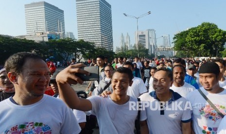  Ketua MPR Zulkifli Hasan (kedua kanan) berswafoto besama warga saat mengikuti jalan santai Walk For Unity saat Hari Bebas Kendaraan Bermotor (BKB) di Jalan M.H Thamrin, Jakarta, Ahad (3/4).(Republika/Raisan Al Farisi)