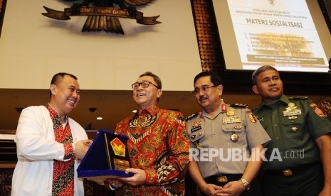 Ketua MPR Zulkifli Hasan (kedua kiri) menerima cinderamata dari Ketua Umum Yayasan Barisan Patriot Bela Negara saat (YBPBN) R Acmat Juniawan (kiri