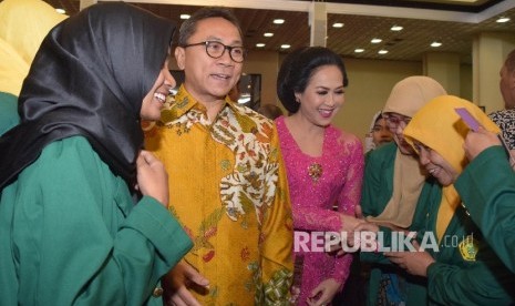  Ketua MPR Zulkifli Hasan dan penyanyi sekaligus Ketua Yayasan Keroncong Indonesia (Yakin) Sundari Sukoco bersama sejumlah mahasiswa peserta Sosialisai Empat Pilar MPR di Kompleks Parlemen Senayan, Jakarta, Kamis (14/4). (Republika/Rakhmawaty La'lang)