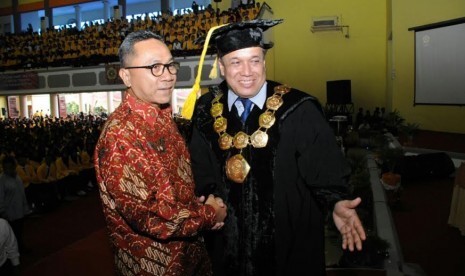 Ketua MPR Zulkifli Hasan (kiri).