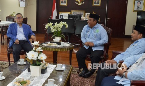 Ketua MPR Zulkifli Hasan (kiri) berbincang dengan Ketua Umum Dewan Pengurus Pusat Badan Komunikasi Pemuda Remaja Masjid Indonesia (DPP BKPRMI) Said Aldi Al-Idrus (tengah).