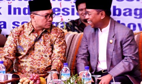 Ketua MPR Zulkifli Hasan (kiri) bersama Wakil Gubernur NTB Muhammad Amin dalam sosialiasi empat pilar di Mataram, NTB, Jumat (11/8).