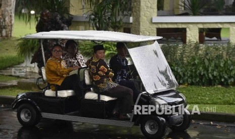 Ketua MPR Zulkifli Hasan (kiri) bersama Wakil Ketua MPR Hidayat Nur Wahid (ketiga kiri) dan Oesman Sapta (kedua kiri) meninggalkan Istana Merdeka usai bertemu dengan Presiden Joko Widodo di Jakarta, Rabu (14/4). 