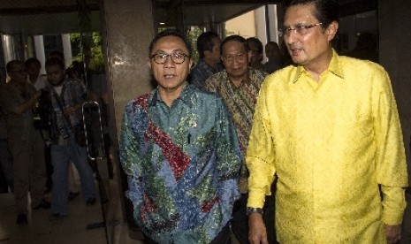 Ketua MPR Zulkifli Hasan (kiri) disambut Wakil Ketua Umum Partai Golkar Fadel Muhammad.