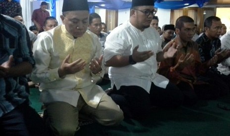 Ketua MPR Zulkifli Hasan (kiri), Ketua Umum PP Pemuda Muhammadiyah Dahnil Anzar Simanjuntak (tengah), Sekretaris Fraksi PAN DPR Yandri Susanto (kanan) saat buka puasa bersama di rumah dinas ketua MPR di Jakarta, Jumat malam (3/7).