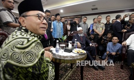 Ketua MPR Zulkifli Hasan (kiri) menerima kedatangan Cendekiawan muslim asal India Zakir Naik di kantornya, Kompleks Parlemen, Jakarta, Jumat (31/3).