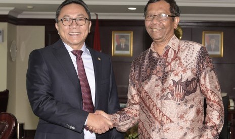 Ketua MPR Zulkifli Hasan (kiri) menerima kunjungan mantan Ketua MK Mahfud MD (kanan) selaku perwakilan Asosiasi Pengajar Hukum Tata Negara (HTN) dan Hukum Administrasi Negara (HAN) di Kompleks Parlemen, Senayan, Jakarta, Selasa (13/10). 