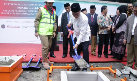 Ketua MPR Zulkifli Hasan melakukan peletakan batu pertama Menara Guru Uhamka.