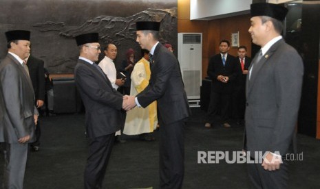 Ketua MPR Zulkifli Hasan melantik dua anggota MPR Pengganti Antar Waktu (PAW) G. Budisatrio Djiwandono dari Fraksi Partai Gerindra dan Putu Supadma Rudana dari Fraksi Partai Demokrat. Pelantikan dilaksanakan di Ruang Delegasi, Kompleks Parlemen, Jakarta, Selasa (12/9).