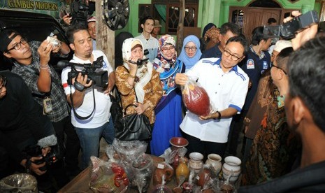 Ketua MPR Zulkifli Hasan melihat hasil kerajinan gerabah di Serang, Banten.