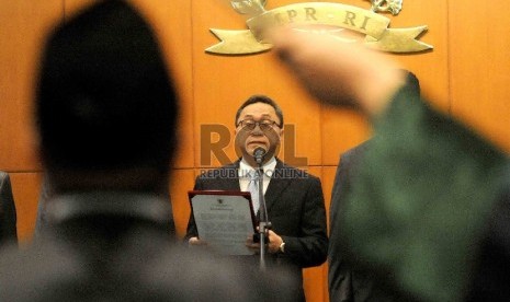 Ketua MPR Zulkifli Hasan membacakan sumpah saat melantik anggota MPR baru, Ferry Kase dan Abdul Aziz di ruang Delegasi MPR, Kamis (22/1). (Republika/Agung Supriyanto)