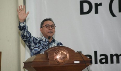 Ketua MPR Zulkifli Hasan memberi kuliah umum dengan tema Perekonomian Indonesia dalam Bingkai Empat Pilar Kebangsaan di Fakultas Ekonomi dan Bisnis Universitas Sebelas Maret (UNS), Solo, Jawa Tengah, Jumat (25/11). ?