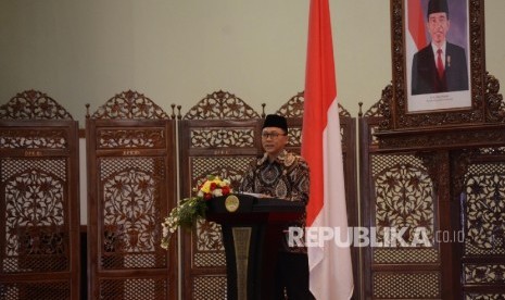 Ketua MPR RI, Zulkifli Hasan, memberi sambutan dalam pembukaan Konferensi Nasional Etika Kehidupan Berbangsa di Kompleks Parlemen, Jakarta, Rabu (31/5).