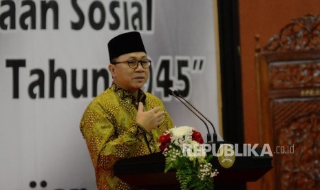 Ketua MPR Zulkifli Hasan memberi sambutan saat pembukaan Simposium Nasional di Kompleks Parlemen, Senayan, Jakarta, Rabu (12/7). 