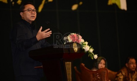  Ketua MPR, Zulkifli Hasan memberikan kata sambutan sebelum membuka Rakernas Center Election and Political Party University Link yang diadakan di Gedung DPR, Jakarta, Jumat (12/6). (Republika/Raisan Al Farisi)