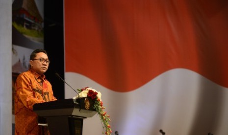 Ketua MPR Zulkifli Hasan memberikan kata sambutan sesaat sebelum pembukaan acara Grand Final Lomba Cerdas Cermat MPR RI oleh Wakil Presiden Jusuf Kalla di Gedung Nusantara IV, Kompleks Parlemen, Jakarta, Selasa (18/8).