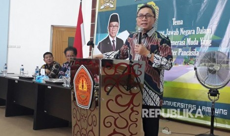 Ketua MPR Zulkifli Hasan memberikan orasi ilmiah di hadapan mahasiswa Jurusan Ilmu Administrasi Negara Fisip Universitas Lampung, dengan tema Tanggung Jawab Negara membentuk generasi muda yang berkaraktet Pancasila,  Jumat (6/10).