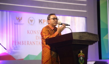 Ketua MPR, Zulkifli Hasan, memberikan sambutan dalam 'Festival Konstitusi dan Anti Korupsi' di kampus Universitas Hasanuddin, Makassar, Senin (24/10).