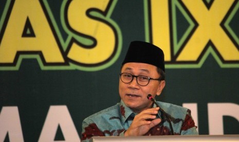 Ketua MPR Zulkifli Hasan memberikan sambutan pada acara Taaruf dan Halal Bihalal Majelis Ulama Indonesia (MUI) di Surabaya, Jawa Timur, Senin (24/8) malam.