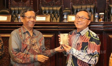 Ketua MPR Zulkifli Hasan membuka acara Simposium Nasional Korps Alumni Himpunan Mahasiswa Islam (KAHMI) di Nusantara V MPR, Selasa (14/11).