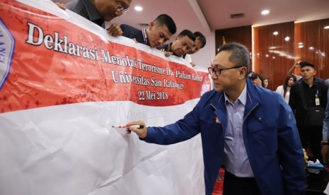 Ketua MPR Zulkifli Hasan memimpin Deklarasi Gerakan Tolak Terorisme dan Rafikalisme di Manado, Sulawesi Utara, Selasa (22/5).