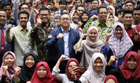 Ketua MPR Zulkifli Hasan memimpin langsung deklarasi Gerakan Kami Indonesia di Universitas Negeri Padang dan UIN Imam Bonjol, Padang, Kamis (22/3). 