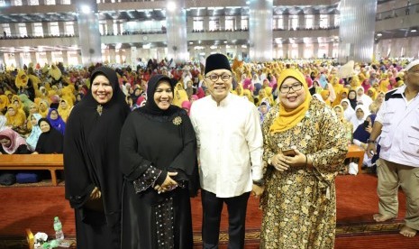 Ketua MPR Zulkifli Hasan mendapat kehormatan melantik Pengurus Forum Komunikasi Ustadzah se Jakarta (FOKUS) di Masjid Istiqlal.