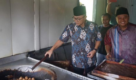 Ketua MPR Zulkifli Hasan mendorong tahu sumedang bisa mendunia.