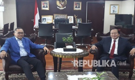 Ketua MPR Zulkifli Hasan menemui mantan Menteri Koordinator Bidang Kemaritiman Rizal Ramli di Ruangan Pimpinan Lantai 9, Komplek Parlemen, Senayan, Jakarta, Kamis (3/5).