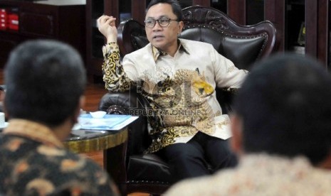 Ketua MPR Zulkifli Hasan menerima Delegasi dari ikatan Alumni Fakultas Hukum Universitas Lampung (Unila) di ruang pimpinan MPR, Komplek Parlemen Senayan, Jakarta, Selasa (24/3). (Republika/Agung Supriyanto)