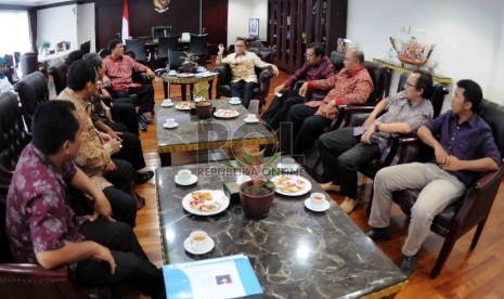 Ketua MPR Zulkifli Hasan menerima Delegasi dari ikatan Alumni Fakultas Hukum Universitas Lampung (Unila) di ruang pimpinan MPR, Komplek Parlemen Senayan, Jakarta, Selasa (24/3). 