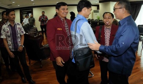 Ketua MPR, Zulkifli Hasan menerima delegasi Mahasiswa Persatuan Islam (Hima Persis) di ruang kerja MPR Kompleks Parlemen Senayan, Jakarta, Selasa (7/4).  (Republika/Agung Supriyanto)