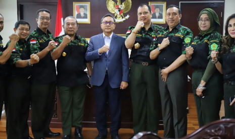 Ketua MPR Zulkifli Hasan menerima jajaran pengurus Hipakad dipimpin Ketua Umum Hipakad Hariara Tambunan.