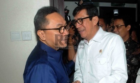 Ketua MPR Zulkifli Hasan menerima kedatangan Menteri Hukum dan HAM Yasonna Laoly saat tiba di ruang pimpinan MPR, Kompleks Parlemen Senayan, Jakarta, Kamis (12/3). 