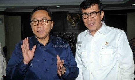 Ketua MPR Zulkifli Hasan menerima kedatangan Menteri Hukum dan HAM Yasonna Laoly saat tiba di ruang pimpinan MPR, Kompleks Parlemen Senayan, Jakarta, Kamis (12/3). (Republika/Agung Supriyanto)