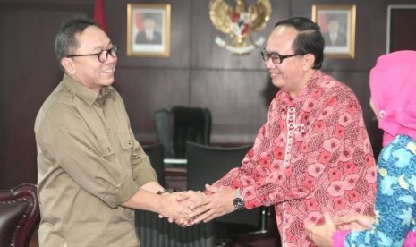 Ketua MPR Zulkifli Hasan  menerima kunjungan Koordinator Nasional Forum Komunikasi Alumni Ikatan Mahasiswa Muhammadiyah (Kornas FOKAL IMM) dan KPAI Award, Jumat (10/7).