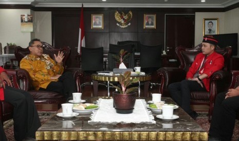 Ketua MPR, Zulkifli Hasan, menerima Presidium GMNI (Gerakan Mahasiswa Nasional Indonesia) di Ruang Kerja, Gedung Nusantara III Lantai 9, Kompleks Parlemen, Senayan, Jakarta, Kamis (17/11). 