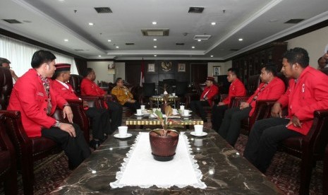 Ketua MPR, Zulkifli Hasan, menerima Presidium GMNI (Gerakan Mahasiswa Nasional Indonesia) di Ruang Kerja, Gedung Nusantara III Lantai 9, Kompleks Parlemen, Senayan, Jakarta, Kamis (17/11). 