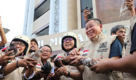 Ketua MPR Zulkifli Hasan (mengenakan helm) dan Menteri ESDM Ignasius Jonan.