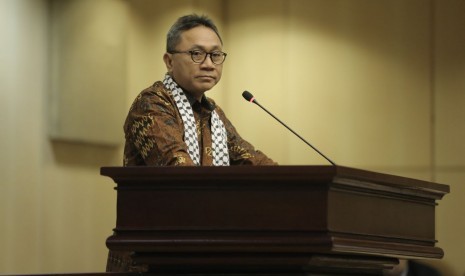 Ketua MPR Zulkifli Hasan mengenakan syal Palestina.