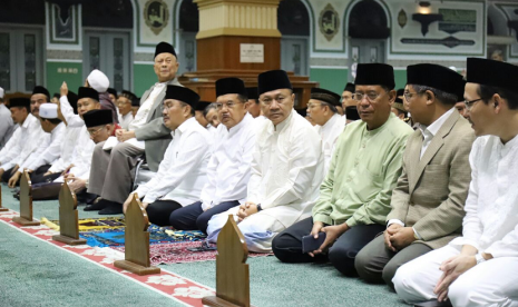 Ketua MPR Zulkifli Hasan menghadiri Shalat Subuh berjamaah bersama Wakil Presiden RI Jusuf Kalla di Masjid Al Azhar Kebayoran Baru, Sabtu (7/4). 