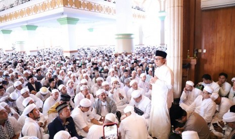 Ketua MPR Zulkifli Hasan mengikuti zikir akbar di masjid Az-Zikra, Sentul, Bogor pada Ahad (1/4). 