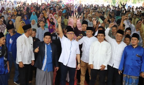 Ketua MPR Zulkifli Hasan mengunjungi Pondok Pesantren Miftahul Huda 2 sekaligus silaturahim dengan Pimpinan Ponpes KH Nonof Hanafi, Ahad (27/5). 