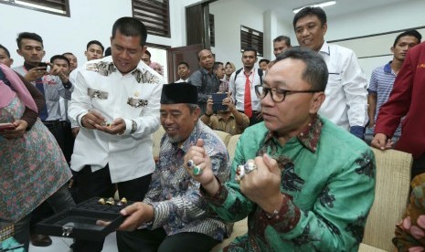 Ketua MPR Zulkifli Hasan menunjukkan batu akik yang dibelinya