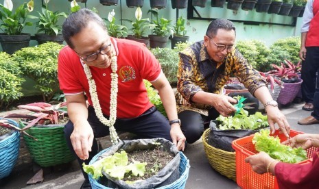 Ketua MPR Zulkifli Hasan menyambangi Kampung Hijau Glintung Go Green di RW 23 Purwantoro Blimbing, Jawa Timur, Jumat (28/7). 