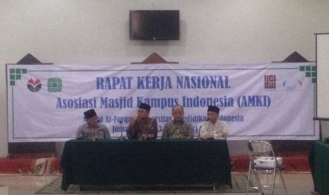 Ketua MPR, Zulkifli Hasan menyampaikan pandangan tentang kondisi bangsa Indonesia pada Rapat Kerja Nasional Asosiasi Masjid Kampus Indonesia (AMKI) di Mesjdi Al-Furqon Kampus Universitas Pendidikan Indonesia (UPI), Sabtu (14/1).